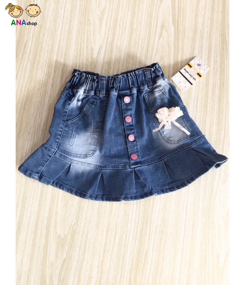 2763135 - S17-25kg, váy jean, mác Kids jean, cài hoa hồng trắng, viền bèo